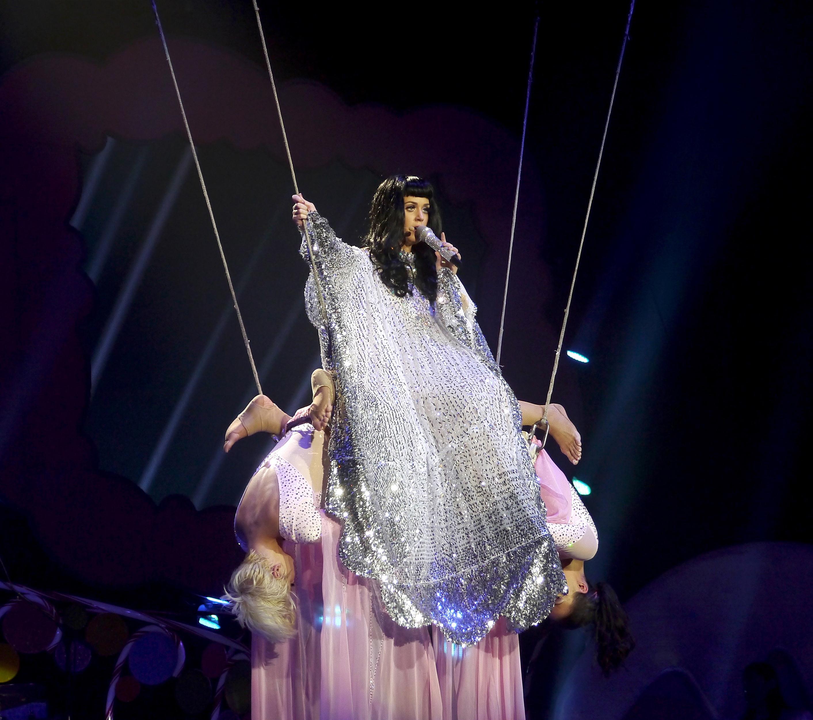 Katy Perry performing at the O2 arena - Photos | Picture 102865